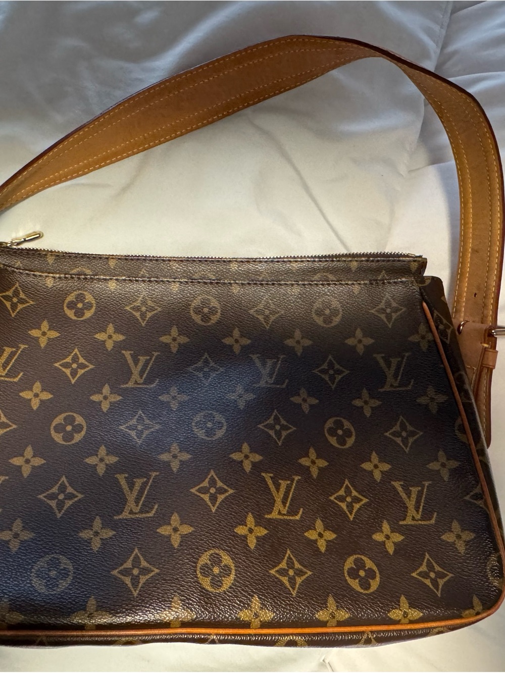 Louis Vuitton Monogram Canvas Shoulder Bag in Brown and Tan - Picture 4 of 7